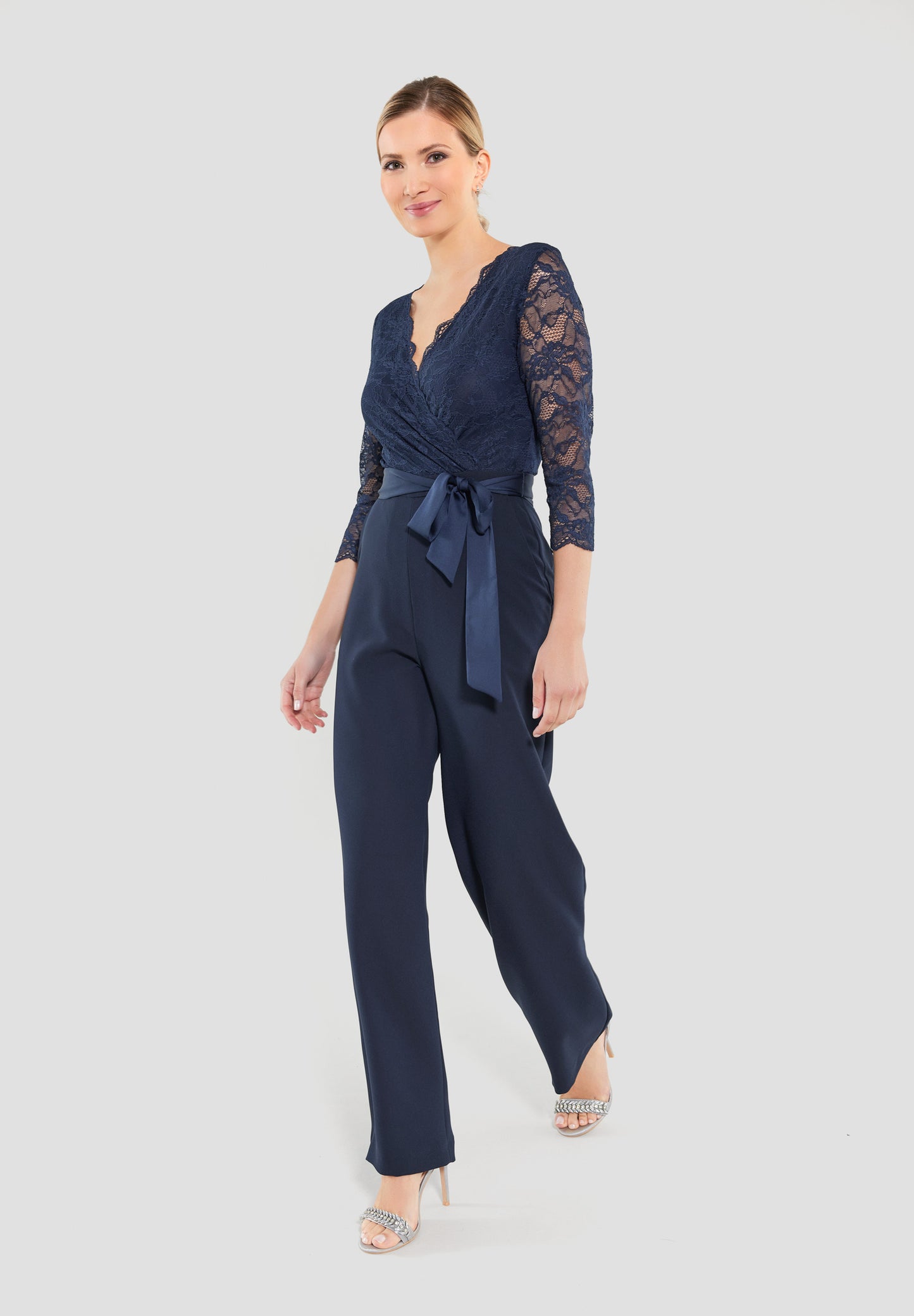 Jumpsuit mit 3/4 Arm aus feiner Spitze