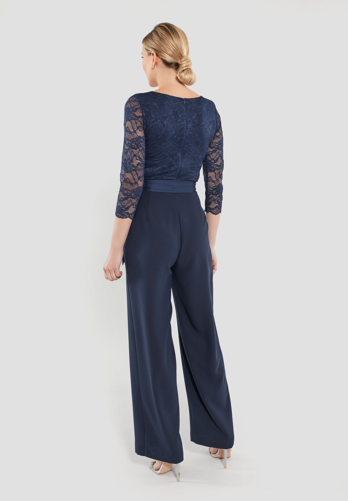 Jumpsuit mit 3/4 Arm aus feiner Spitze