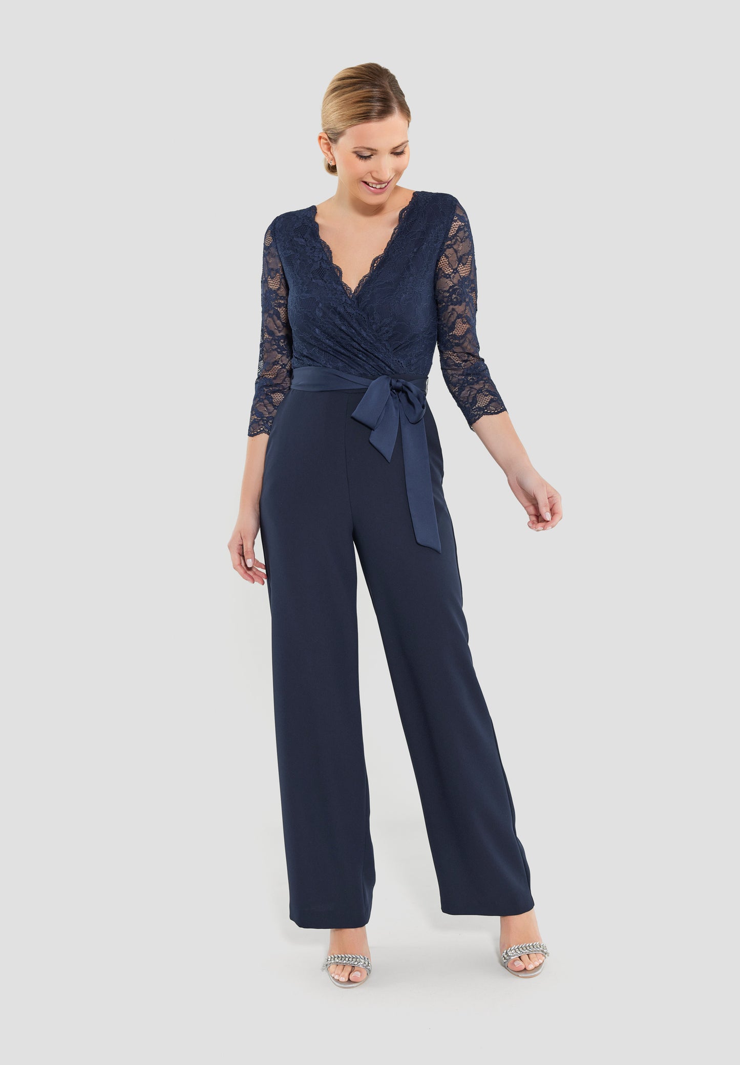 Jumpsuit mit 3/4 Arm aus feiner Spitze