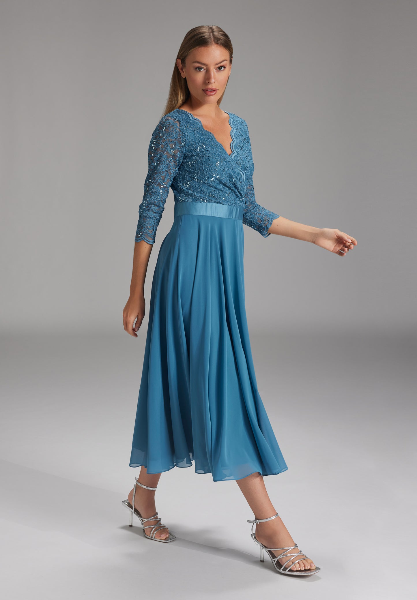 Spitzen-Chiffon-Kleid mit Bogenkante