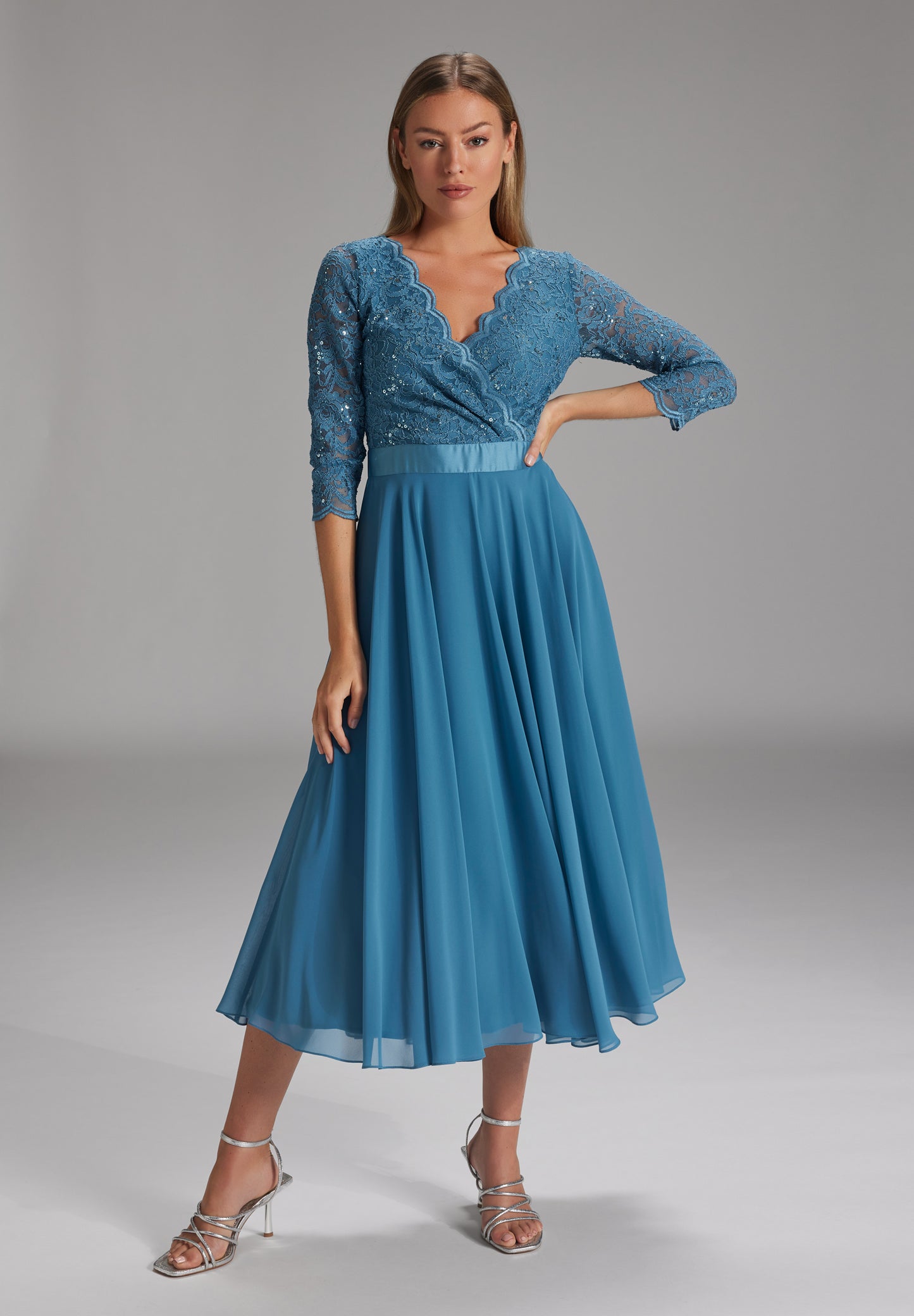 Spitzen-Chiffon-Kleid mit Bogenkante