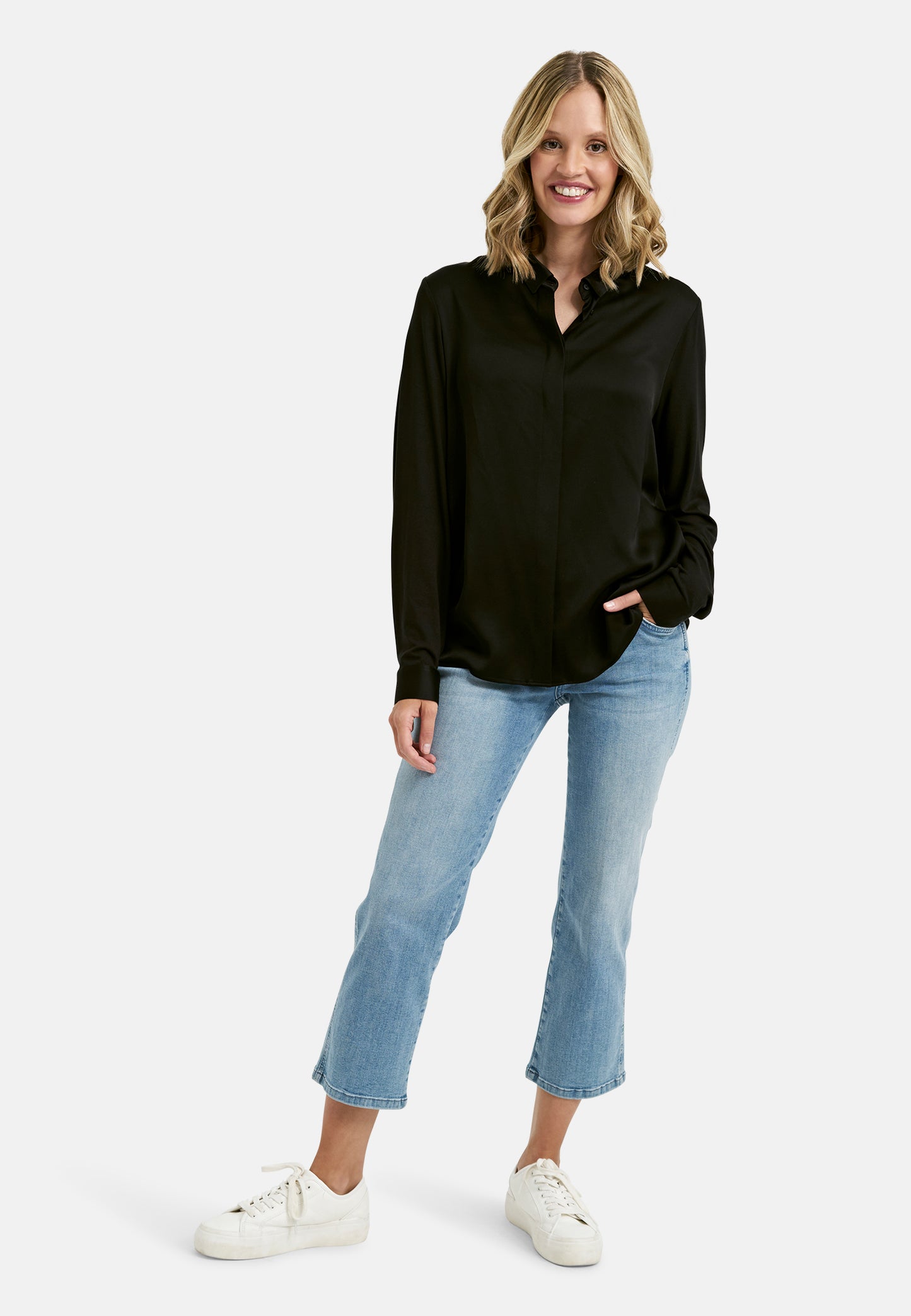 Blouse with collar, placket and 1/1 sleeves