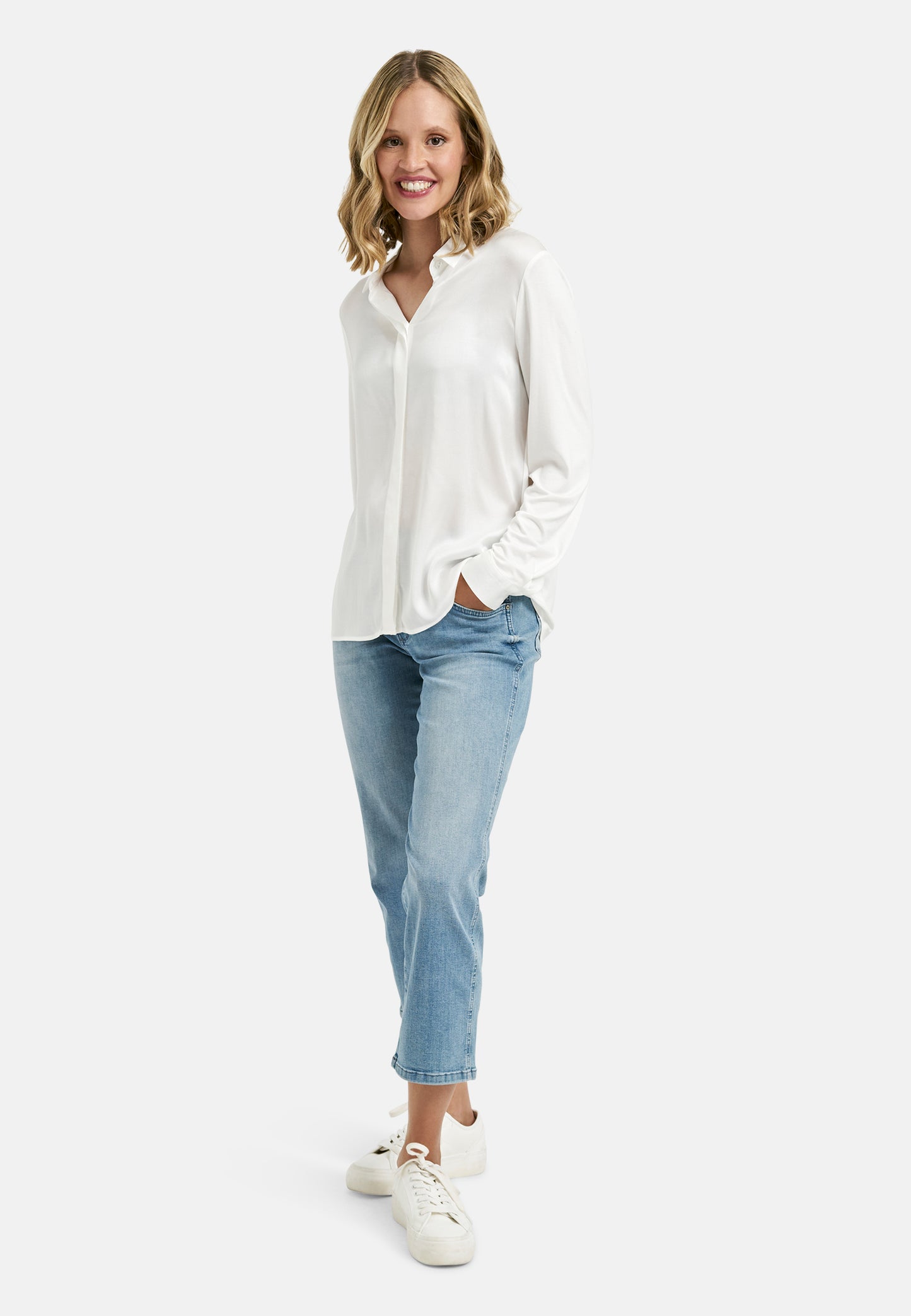 Blouse with collar, placket and 1/1 sleeves