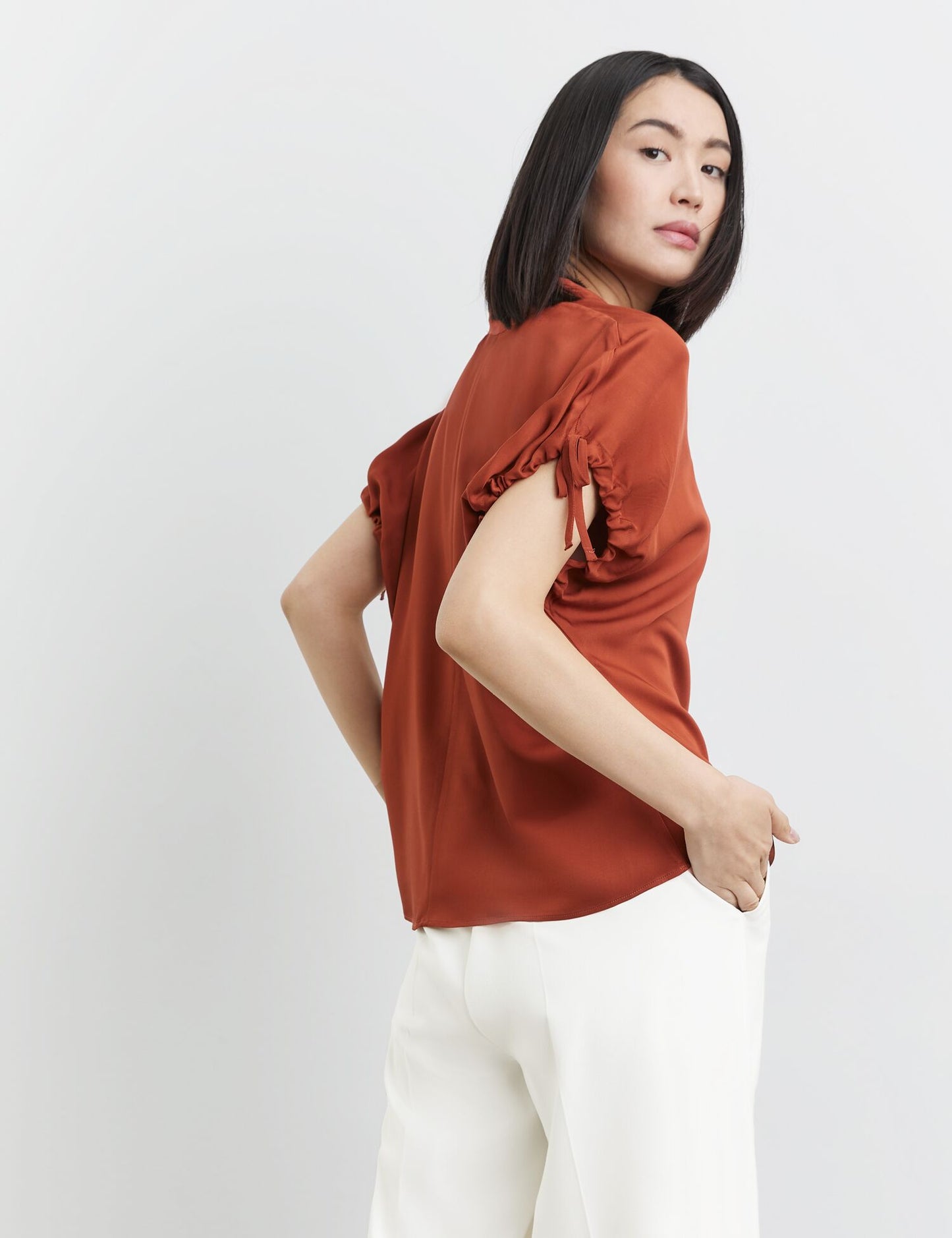 Bluse mit gerafftem Kurzarm