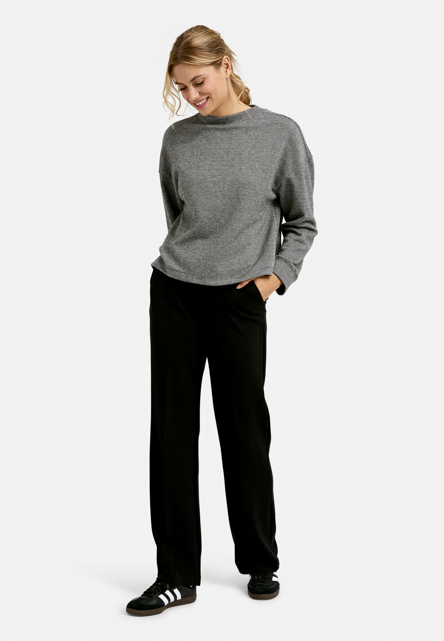 Sweatshirt w stand up cllar, oversized shoulder and 3/4 sleeve