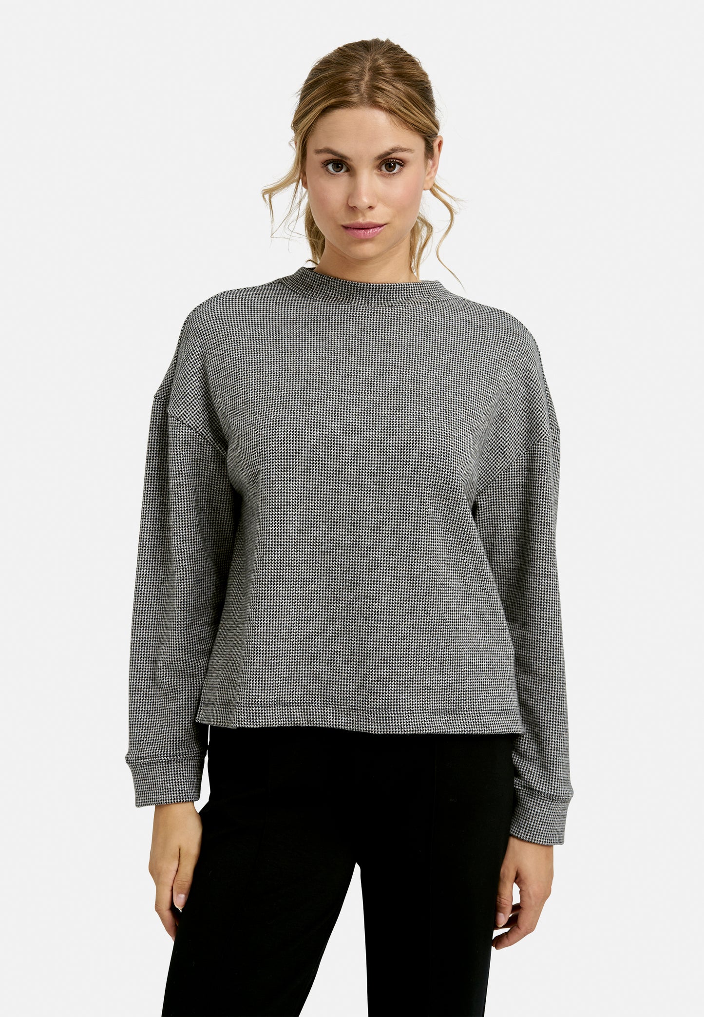 Sweatshirt w stand up cllar, oversized shoulder and 3/4 sleeve