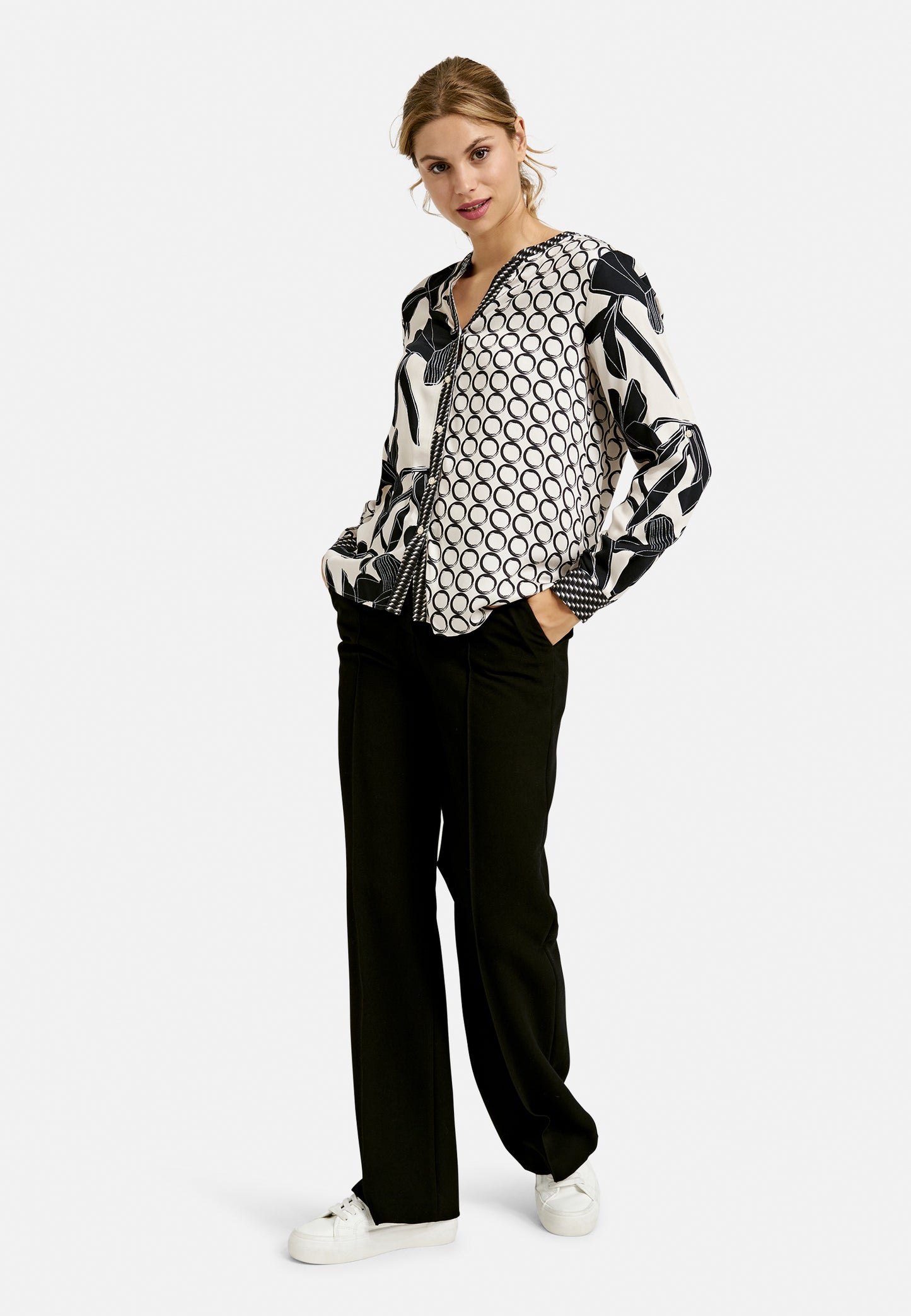 Blouse w roundneck + placket, 1/1 sleeves w turn up function