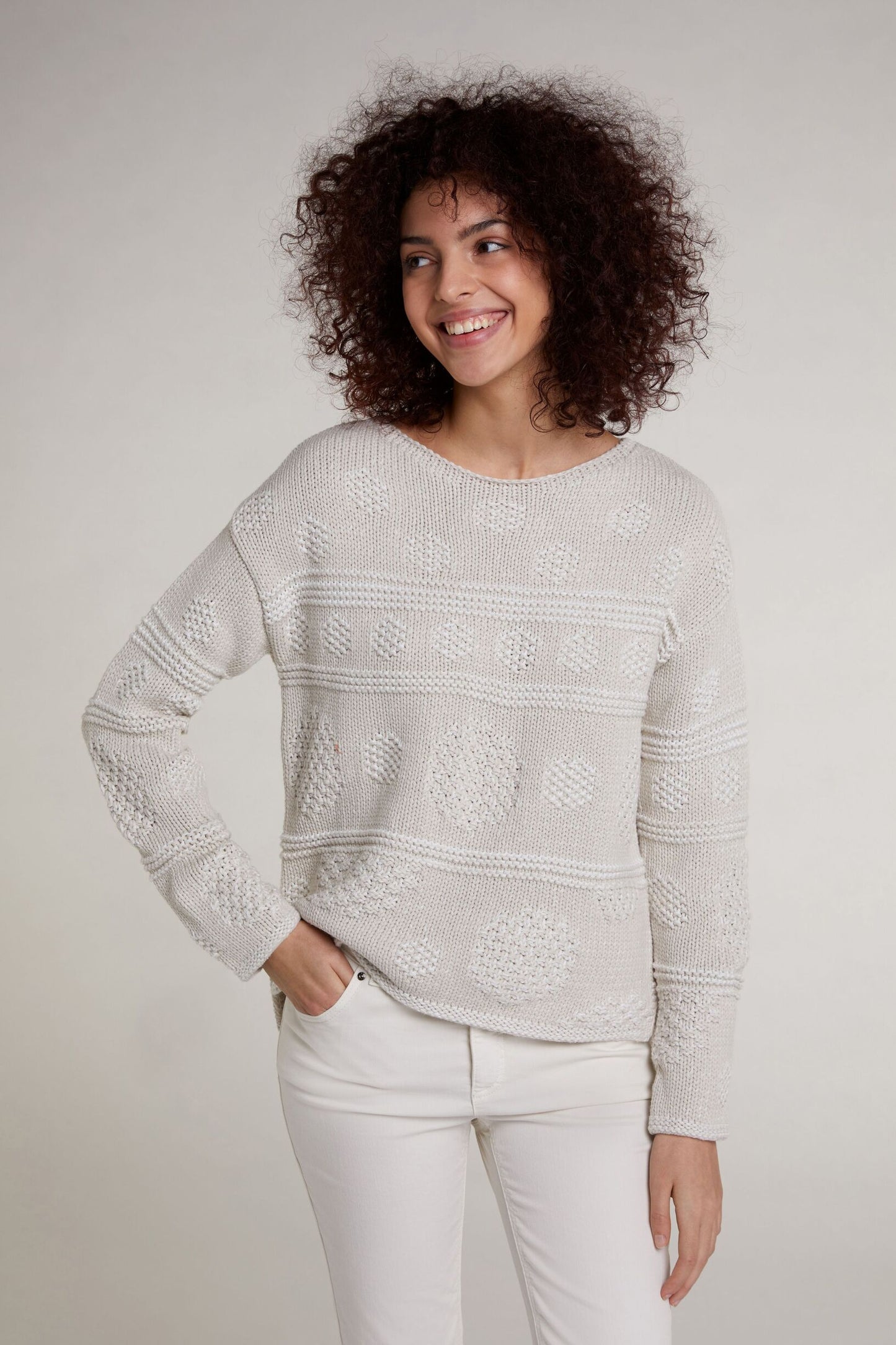 Strickpullover mit Punkten